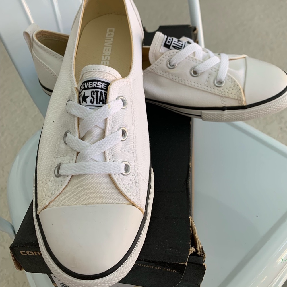 Converse sz 9.5 white slip on lace ups